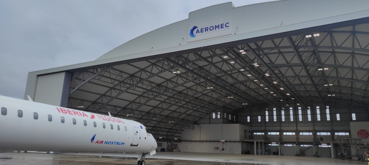 Bombardier CRJ 1000 no Aeródromo de Ponte de Sor para Manutenção